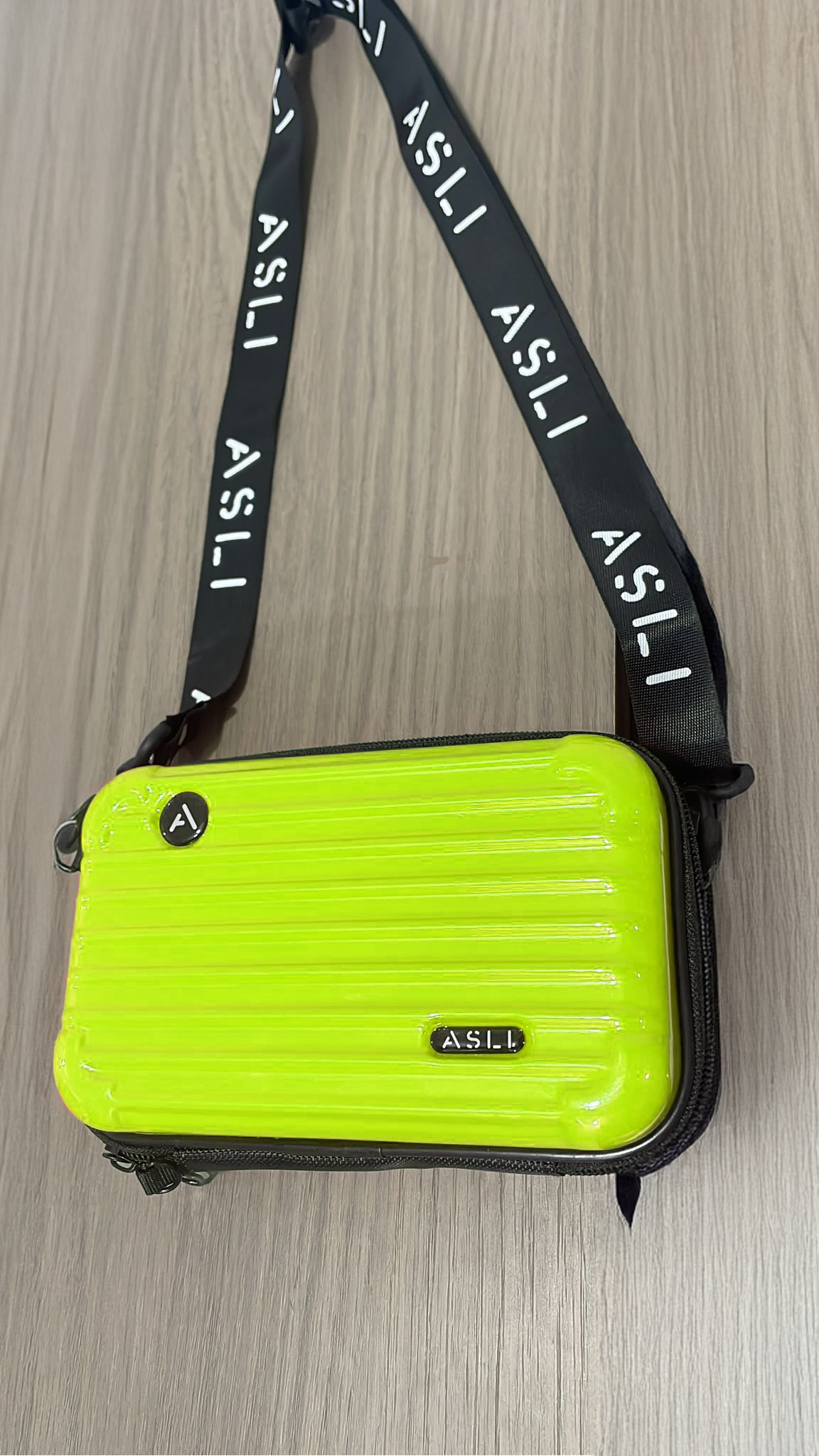 Asli Global Hard Shell Amenity Case Hand Bag